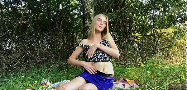  Beautiful young girl Elizabeth Evans outdoor masturbating her pussy in the woods in a clearing